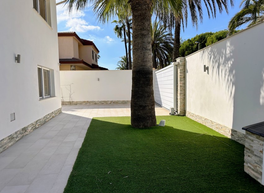 Herverkoop - Villa - Orihuela Costa - La Zenia