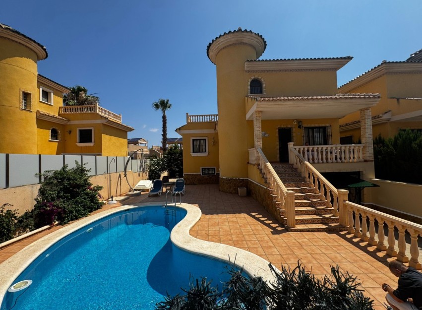 Herverkoop - Villa - Orihuela Costa - Villamartín