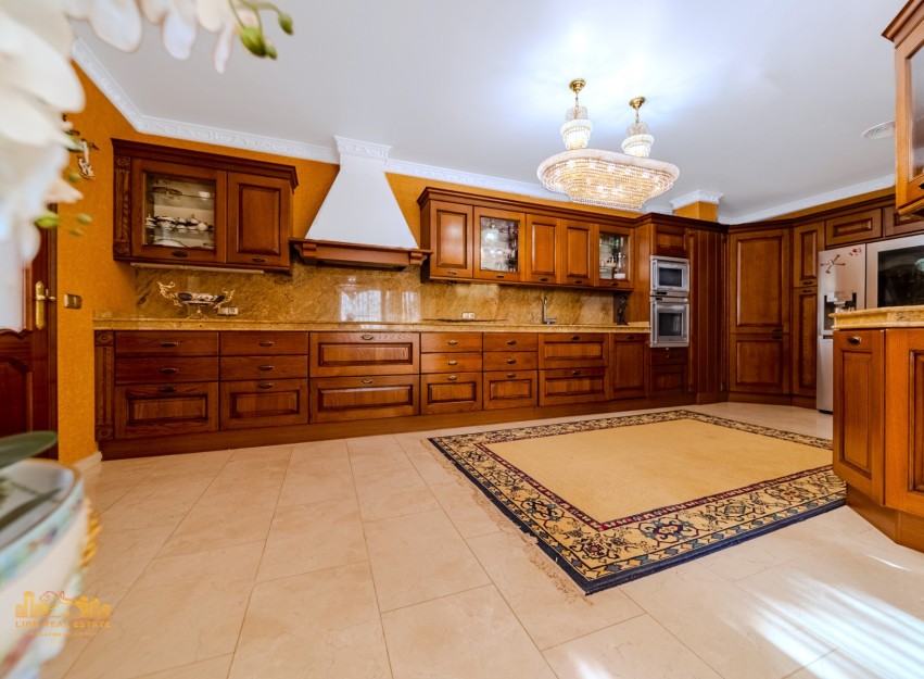 Resale - Villa - Altea