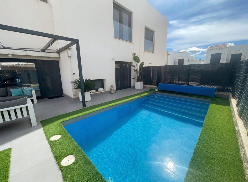 Resale - Villa - Ciudad Quesada - Pueblo Bravo