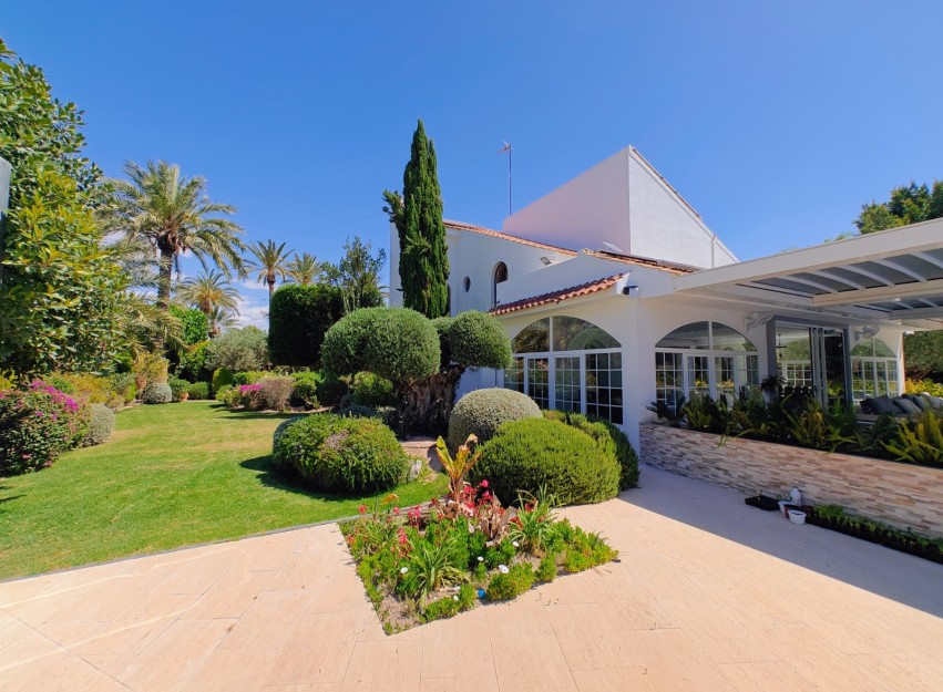 Resale - Villa - Elche