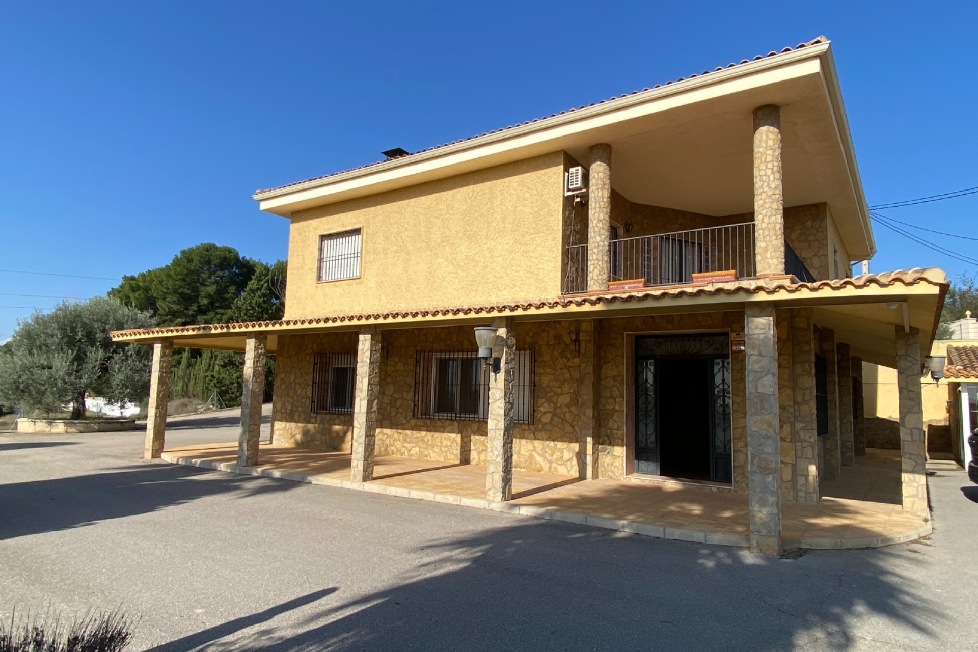 Resale - Villa - Sax