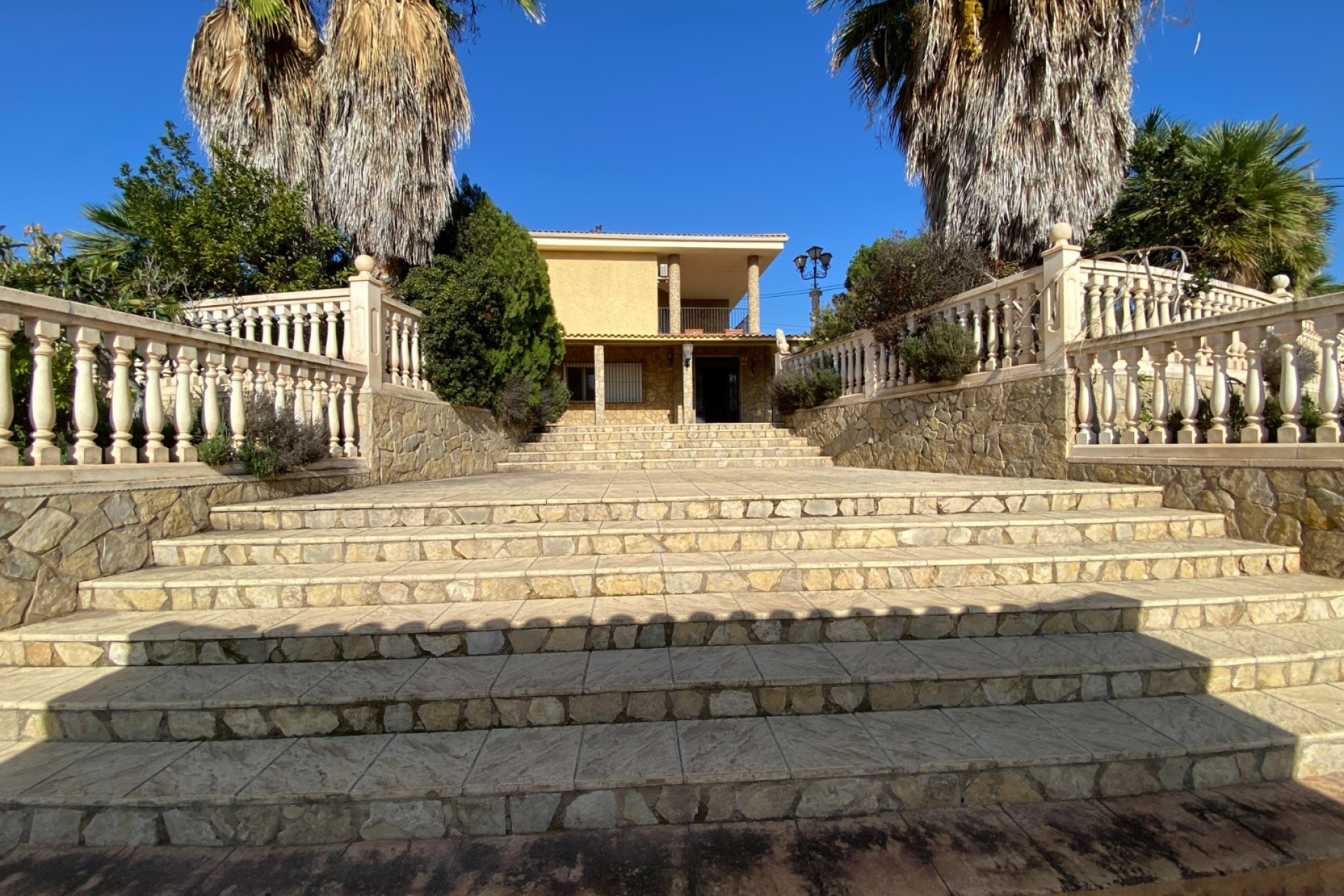 Resale - Villa - Sax