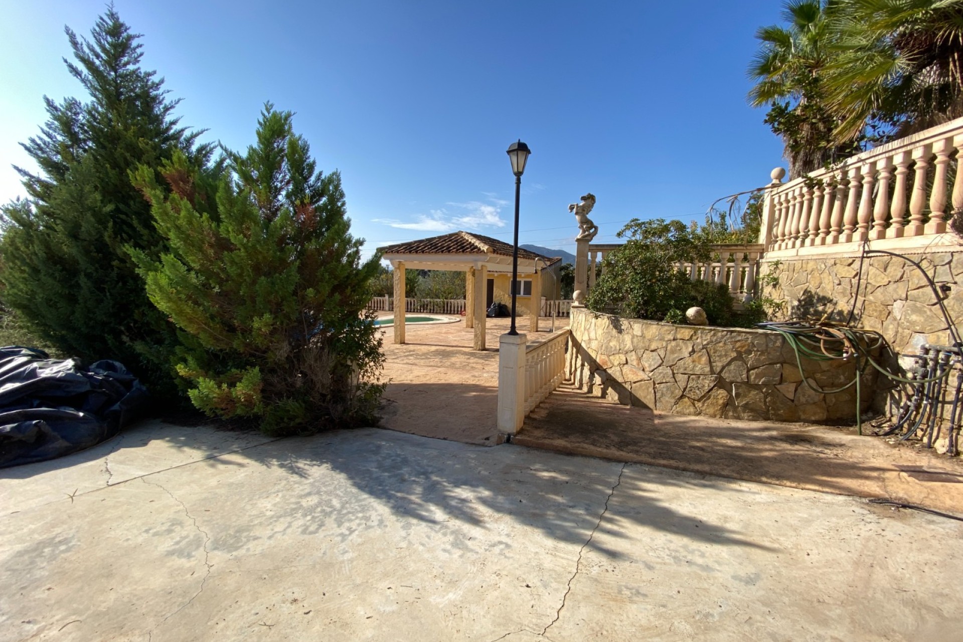 Resale - Villa - Sax
