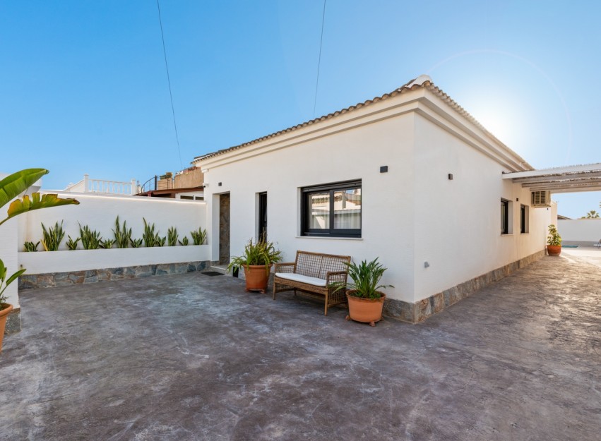 Resale - Villa - Torrevieja - El Chaparral