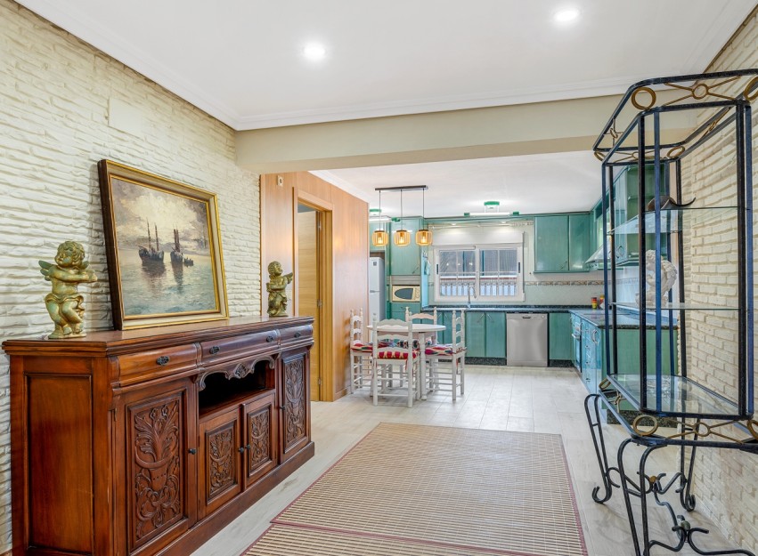 Resale - Villa - Torrevieja