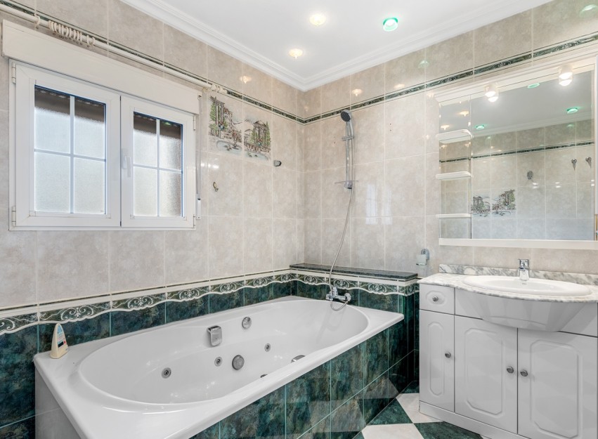 Resale - Villa - Torrevieja
