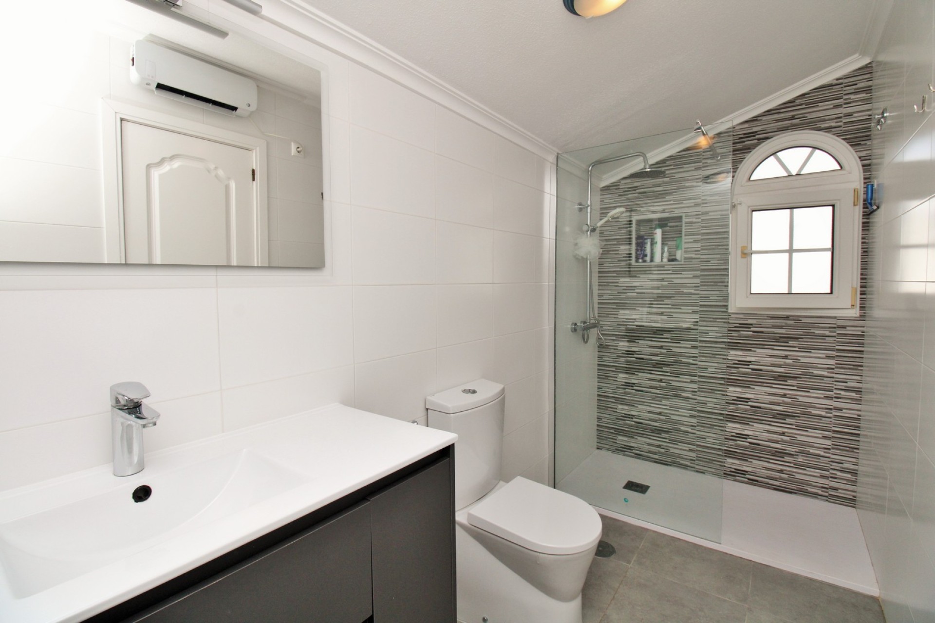 Resale - Villa - Villamartín - Los Dolses