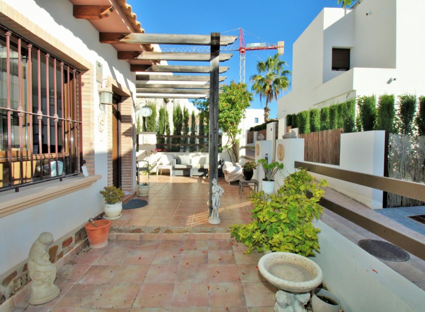Resale - Villa - Villamartín - PAU 8