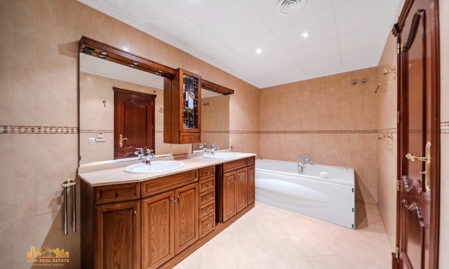 Resale - Villa - Altea