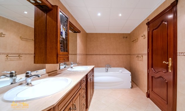 Resale - Villa - Altea