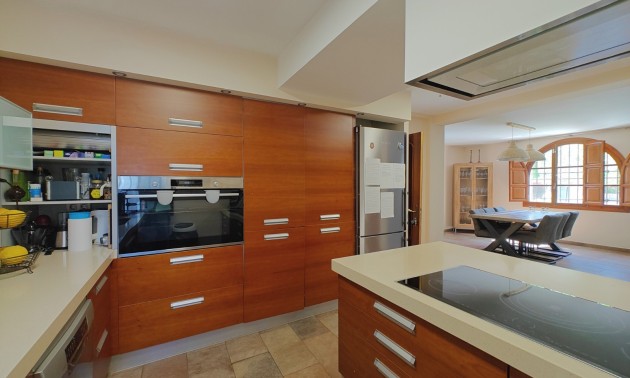 Resale - Villa - Elche
