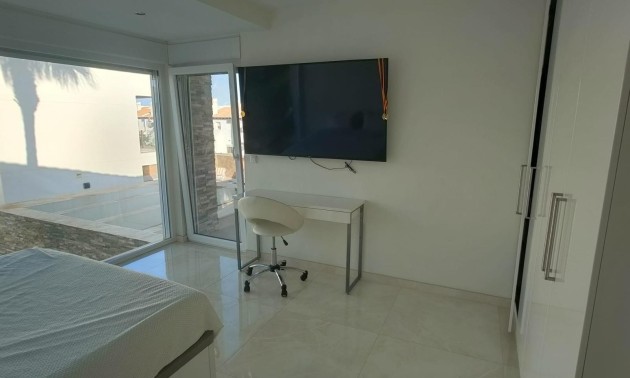 Herverkoop - Villa - Orihuela Costa - La Zenia